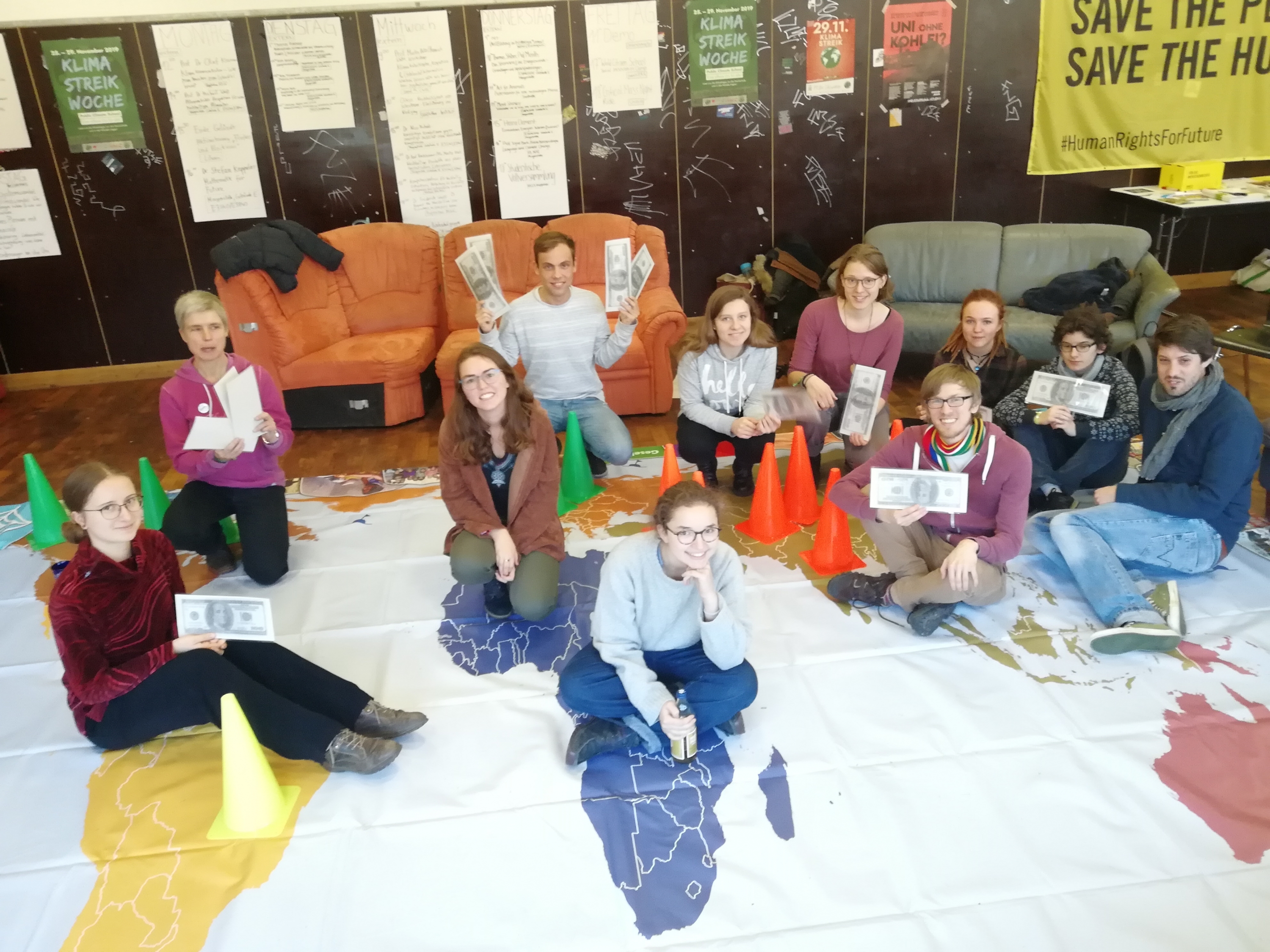 Weltspielplane mit darauf sitzenden Kinder bei einem Workshop