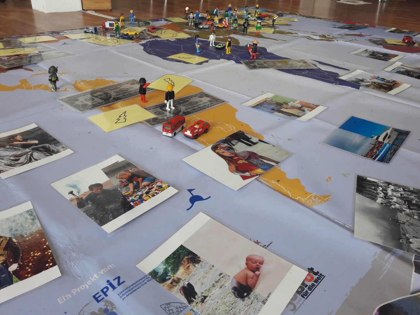 Weltspielplane mit Fotos darauf